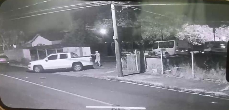 Criminosos invadem casa, rendem vítimas e roubam