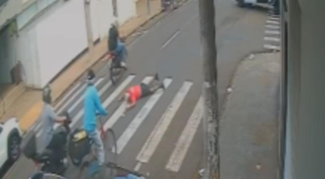 Família procura motociclista que atropelou idoso na faixa de pedestres
