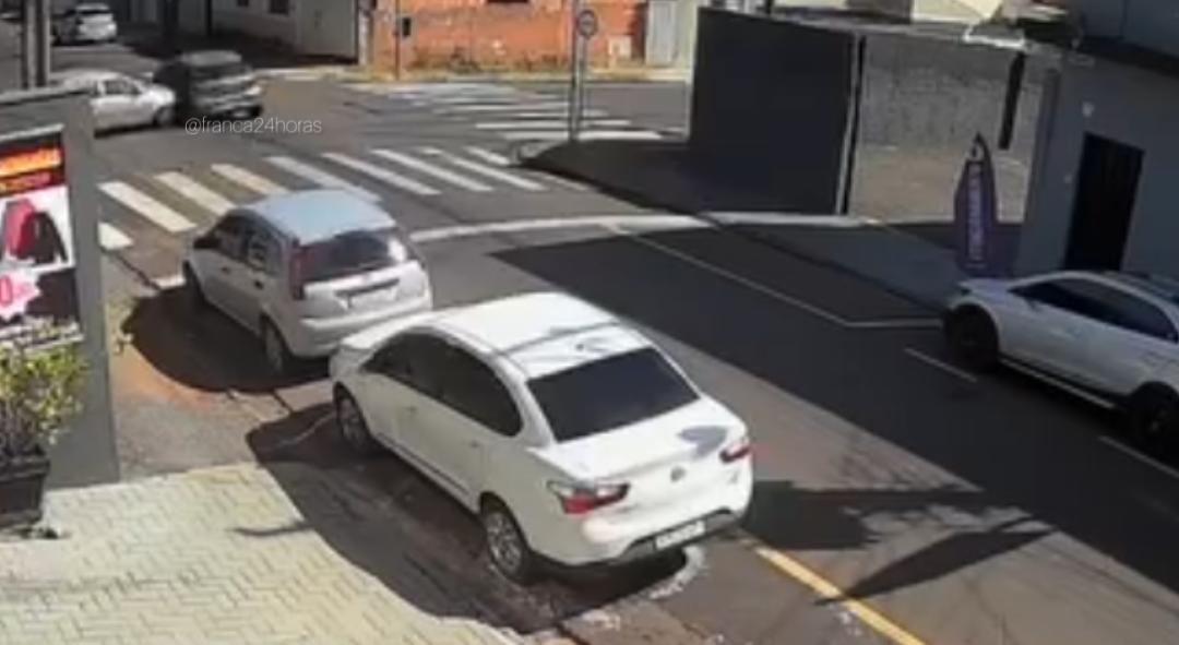 Câmera flagrou colisão seguida de capotamento na Vila Aparecida
