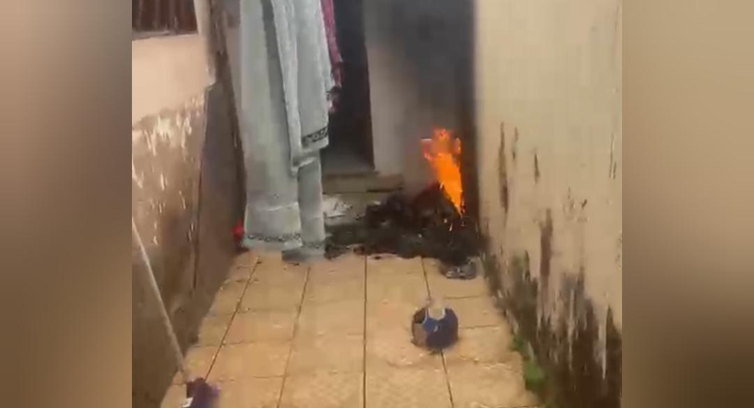 Homem é preso após destruir casa e incendiar roupas da namorada 