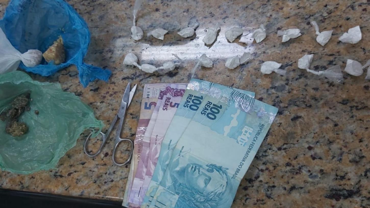 Homem tenta dispensar drogas ao ver viatura e acaba preso pela PM