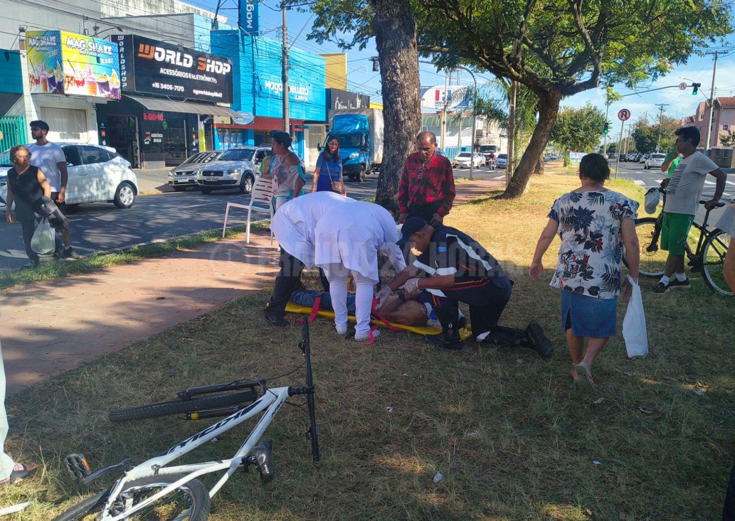 Idoso é atropelado por moto na avenida Abrahão Brickmann; assista 