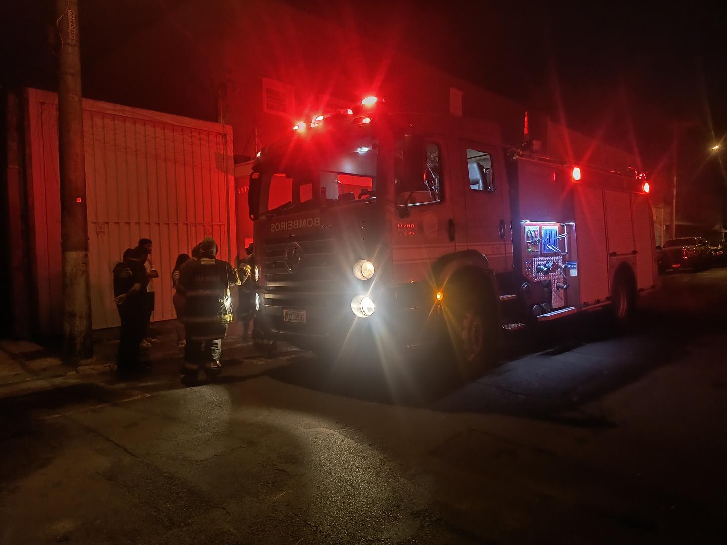 Incêndio em fábrica de chapéus mobiliza bombeiros e brigadistas