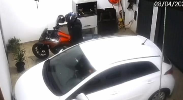 Criminosos invadem casa com corda e furtam carro e moto em Franca