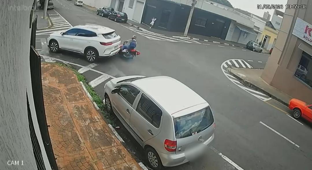 Motociclista fica ferido após bater na traseira de carro no Centro 