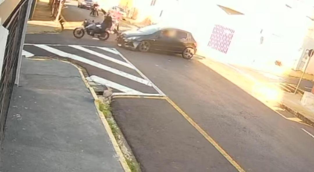 Motociclista de aplicativo e passageira ficam feridos em acidente no Centro 