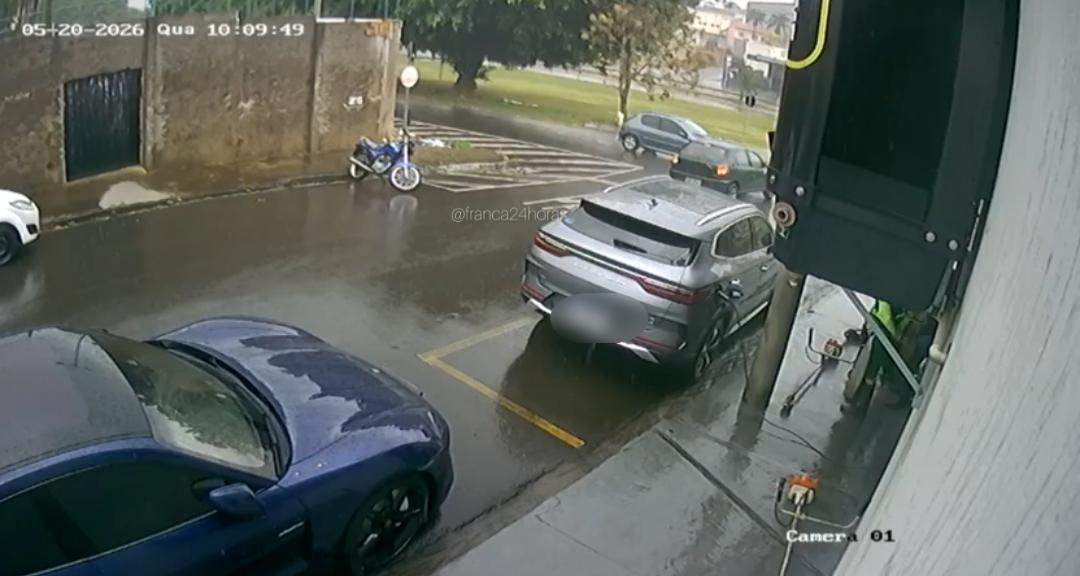 Motorista avança “pare” e provoca acidente no Jardim Boa Esperança