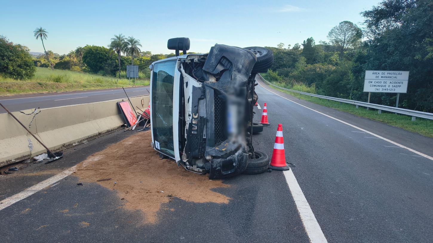 Caminhão bate em mureta de proteção e tomba na Ronan Rocha 