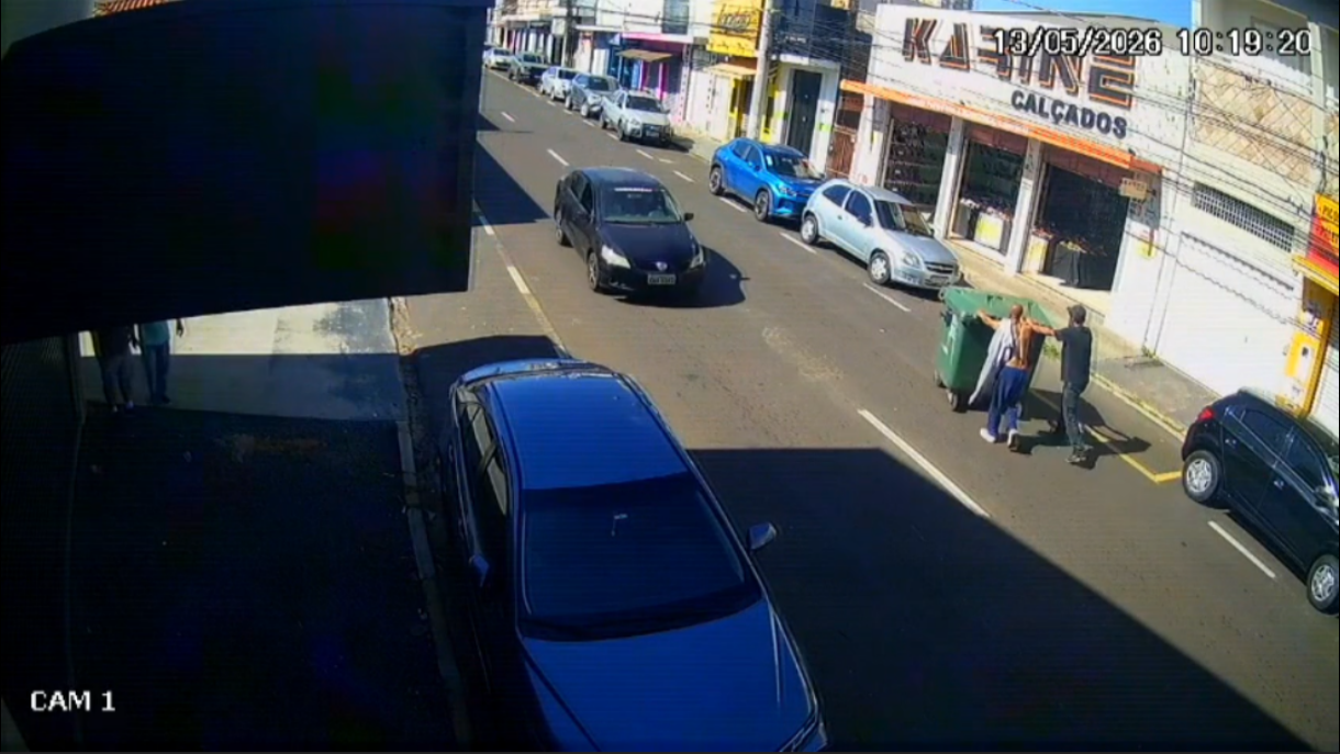 Câmeras flagram moradores de rua atrapalhando trânsito com lixeira