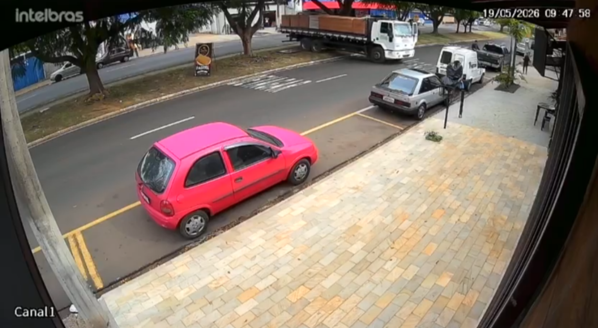 Caminhão desgovernado atravessa avenida e atinge carro estacionado 