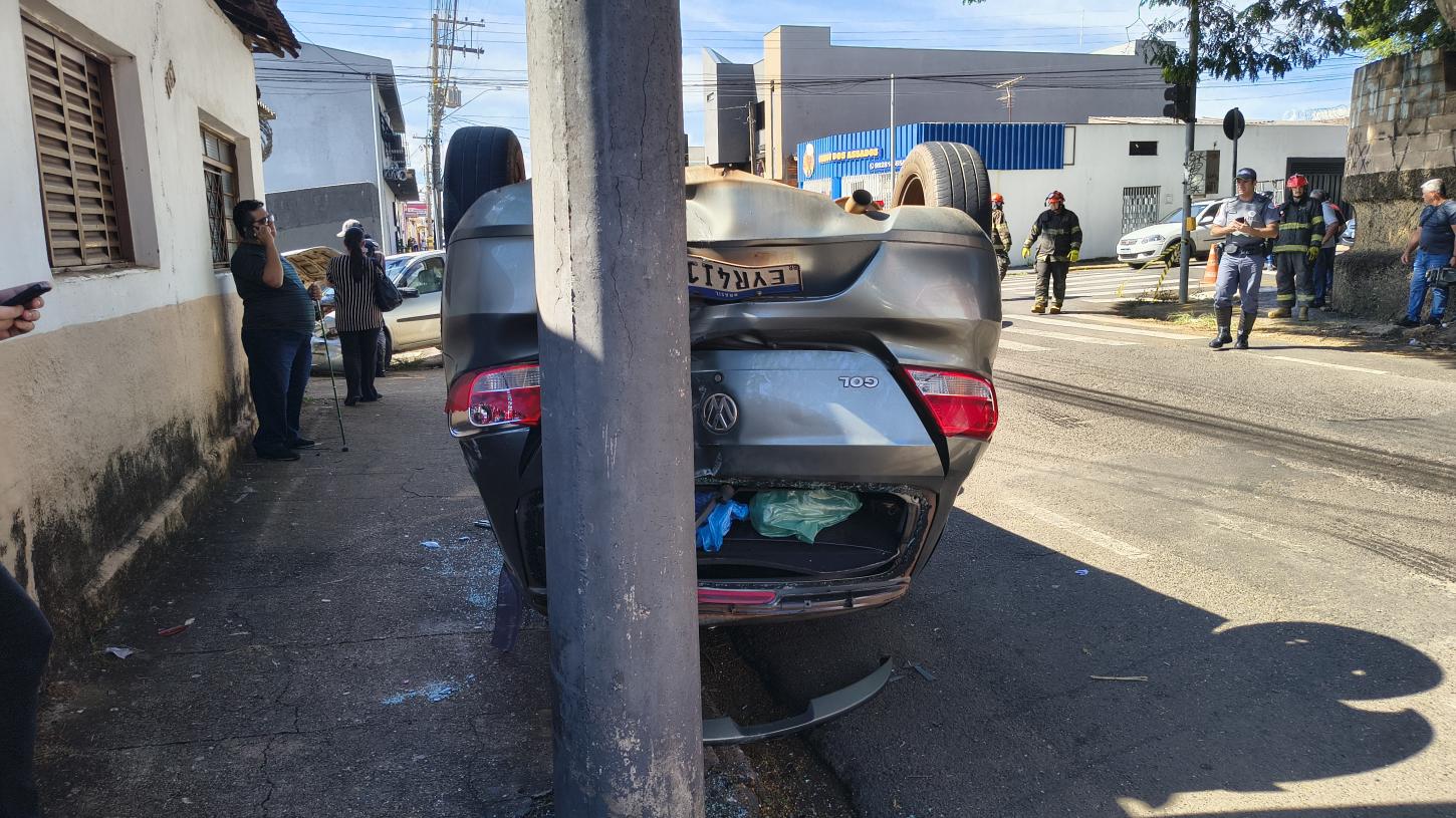 Carro capota e atinge poste após colisão na Vila Aparecida; assista 