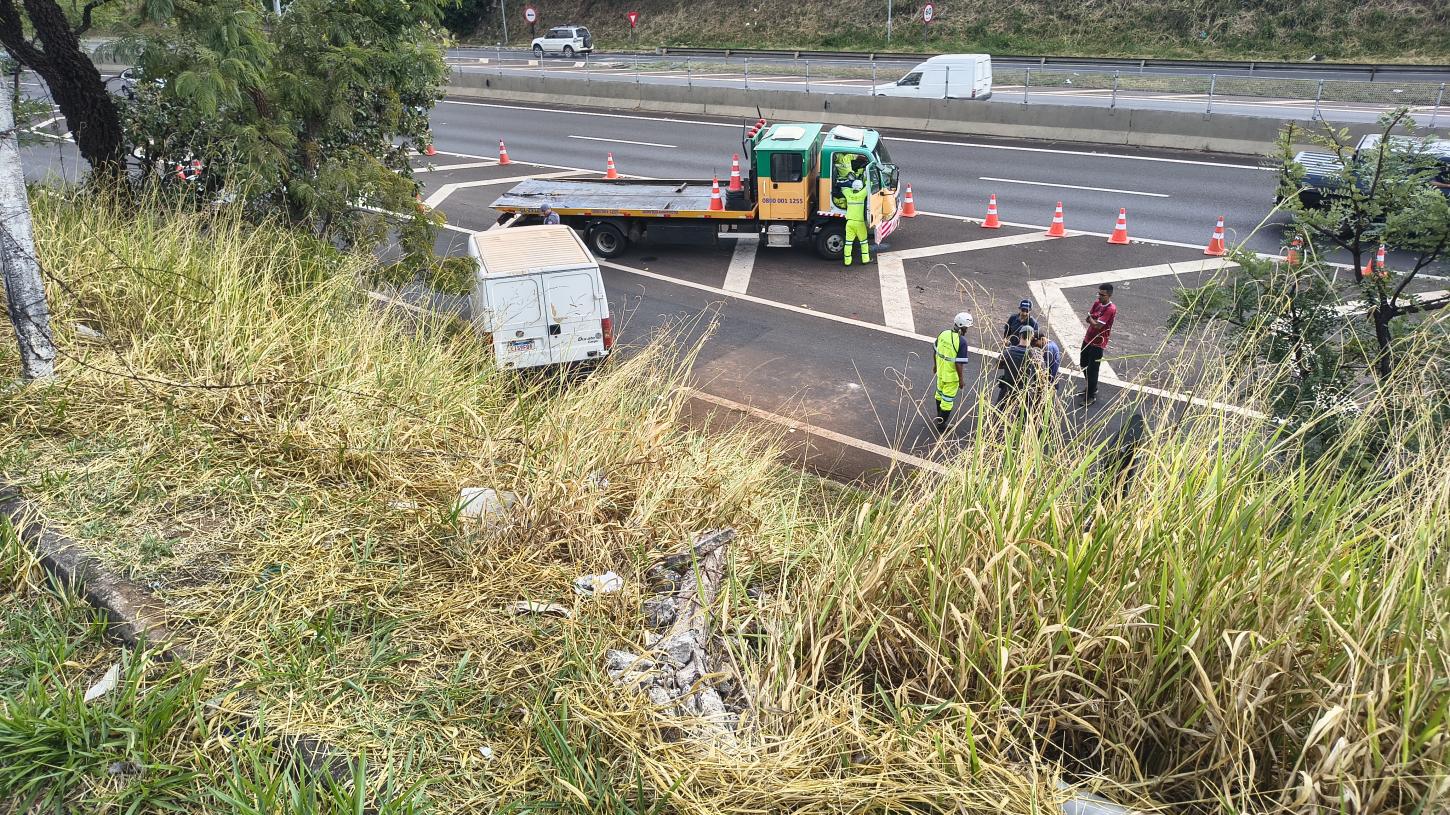 Furgão despensa de ribanceira, atropela motorista e cai na Portinari; assista 
