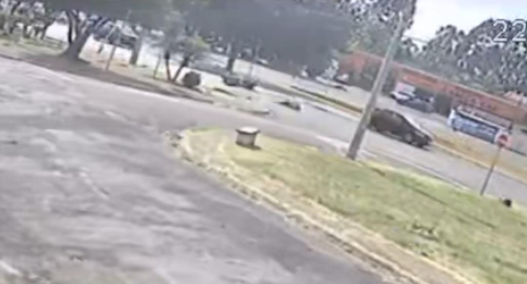 Pedestre fica ferido após ser atropelado por motocicleta em lombofaixa