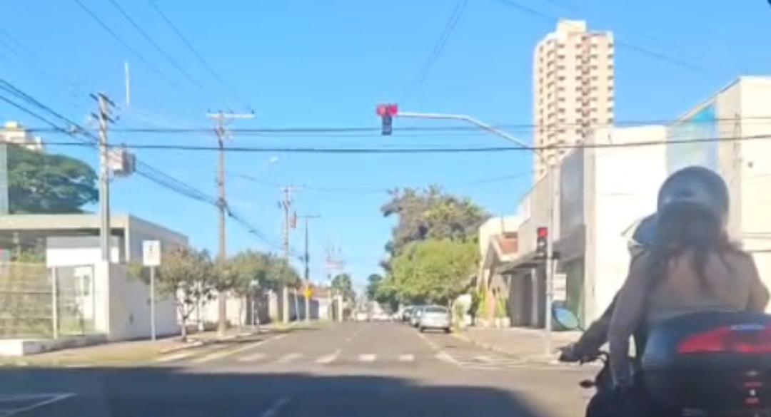Semáforo com sensor causa transtornos e dificulta acesso a garagem 