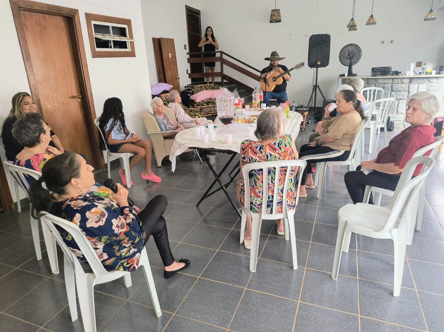 Tarde musical leva alegria para pacientes de lar de idosos 
