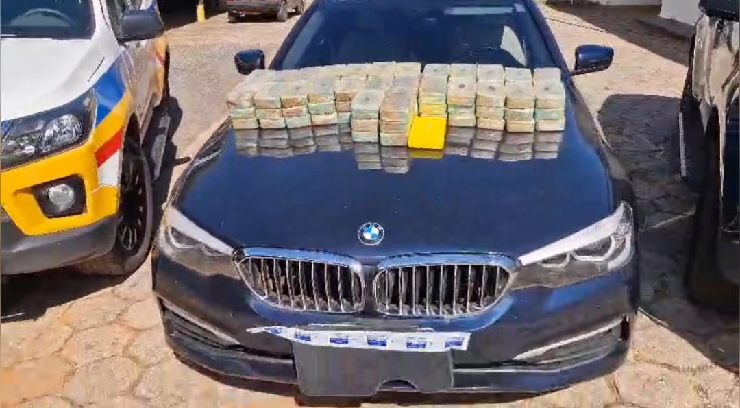 Trio é preso com drogas avaliadas em R$ 16 milhões escondidas em BMW