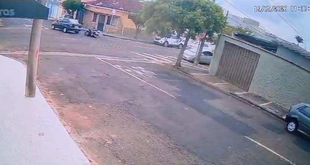 Veículo avança sinal de “pare” e motociclista fica ferido em Franca