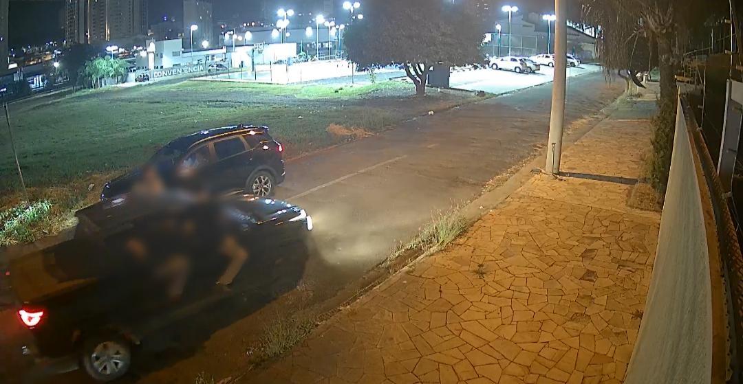 Motorista foge após colisão; pessoas estavam sendo levadas penduradas 