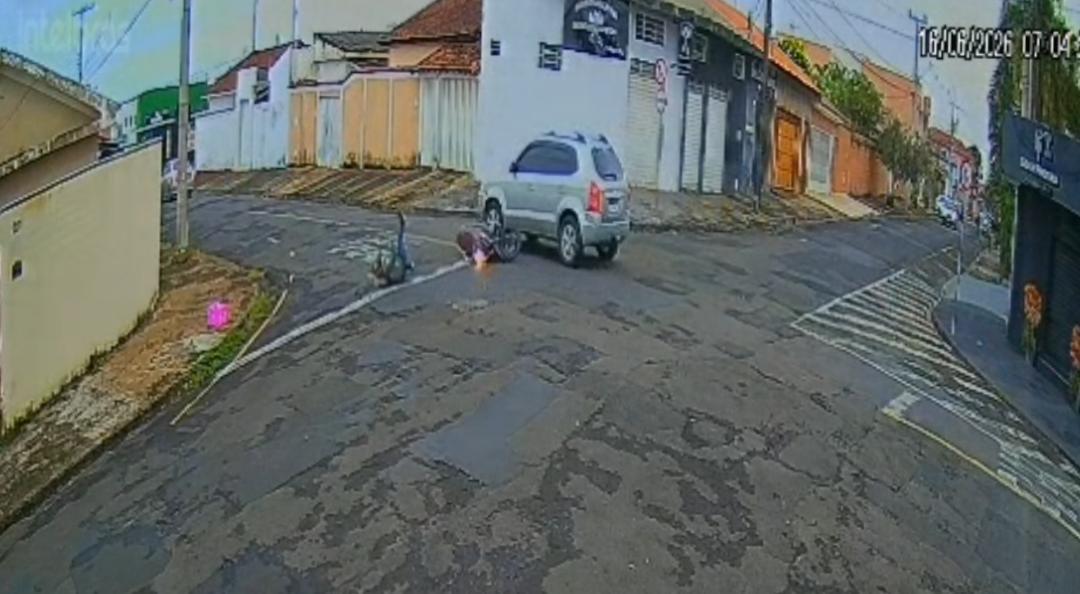 Câmera flagra acidente entre carro e moto no Jardim Portinari