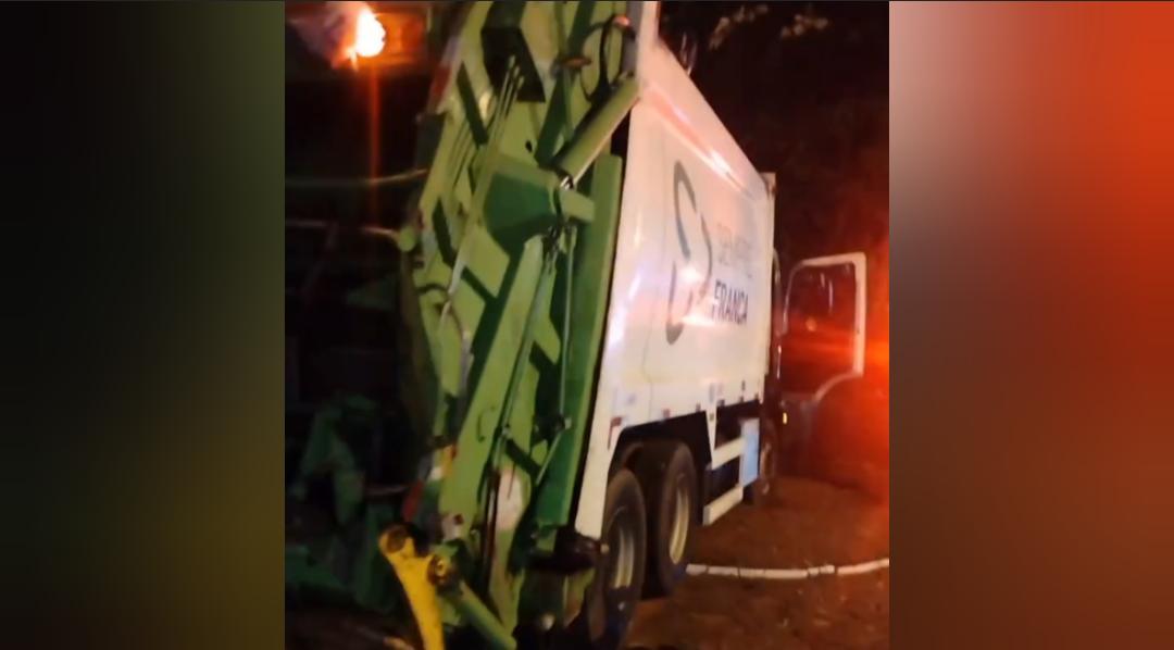 Caminhão de lixo desce desgovernado e atinge árvore na Major Nicácio