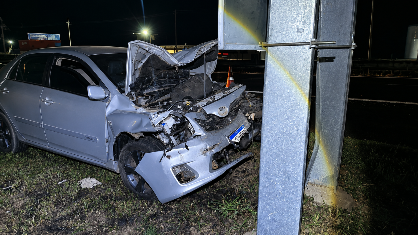 Cantor sertanejo bate carro na traseira de caminhão na Portinari; assista  