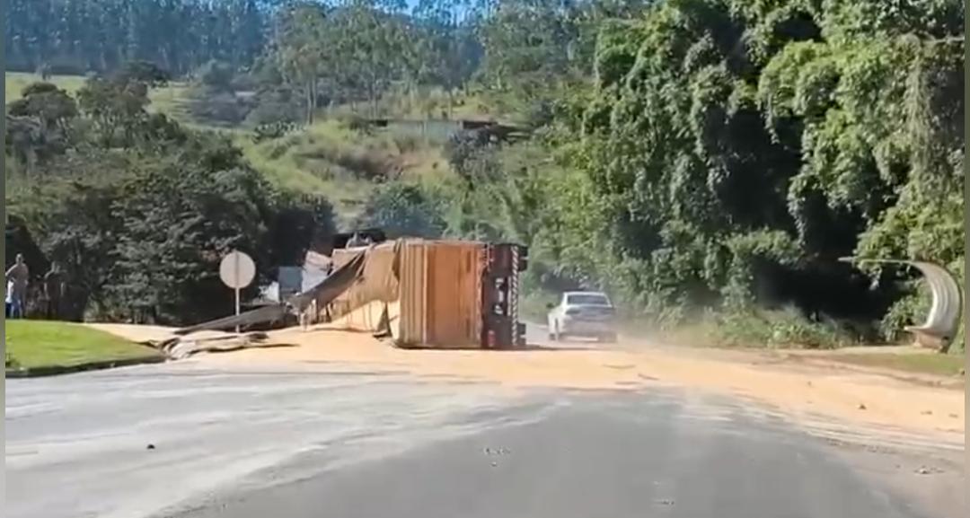 Carreta tomba na MG-344 após atingir postes em Cássia