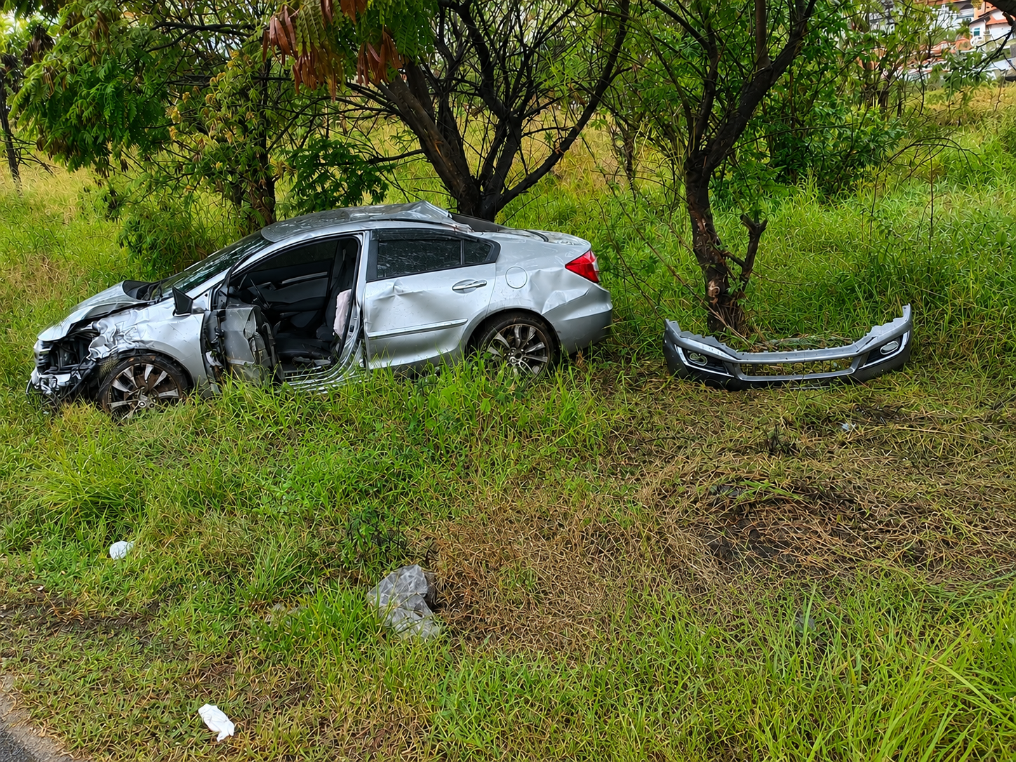 Carro aquaplana na Portinari, atinge veículo, placa e sai da pista 