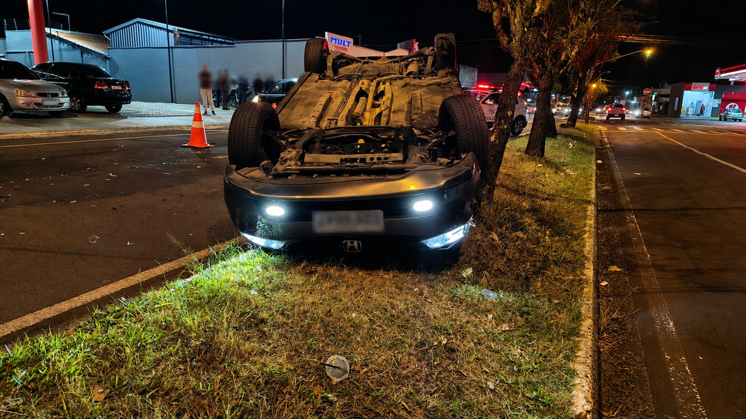 Carro capota após colisão na avenida Chico Júlio 