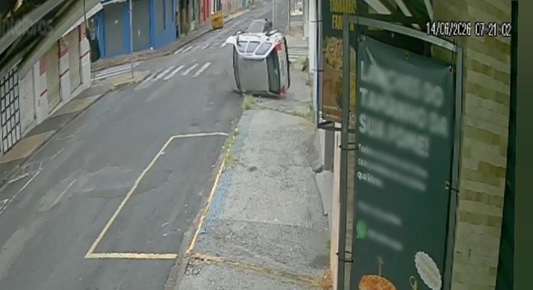 Carro capota após ser atingido em cruzamento no bairro da Estação