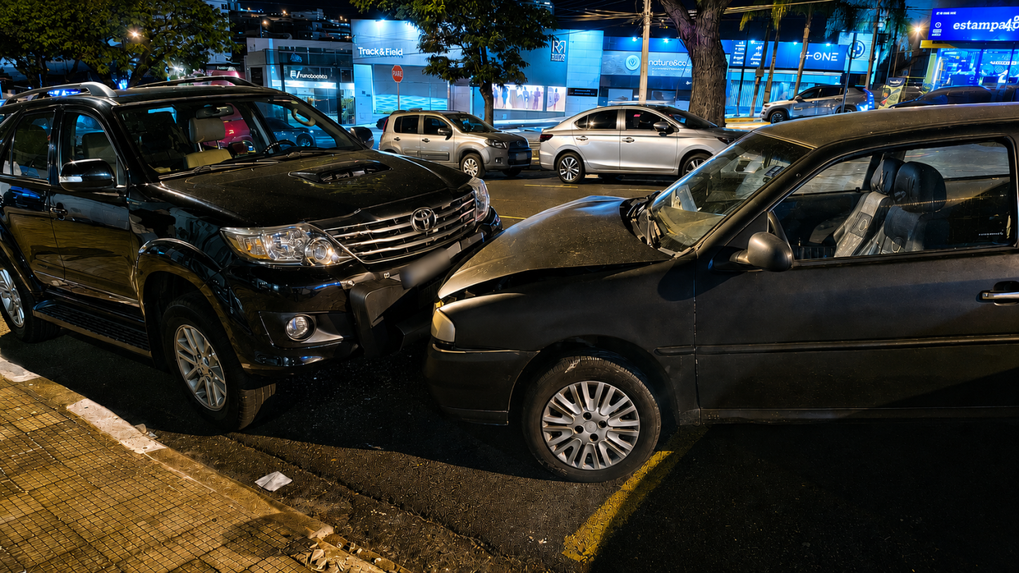 Carro desgovernado atinge dois veículos na Major Nicácio 