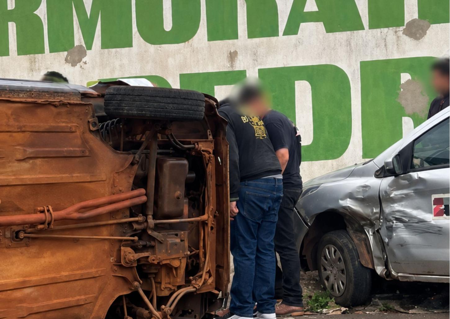 Carro tomba após colisão no Jardim Paulista; assista 