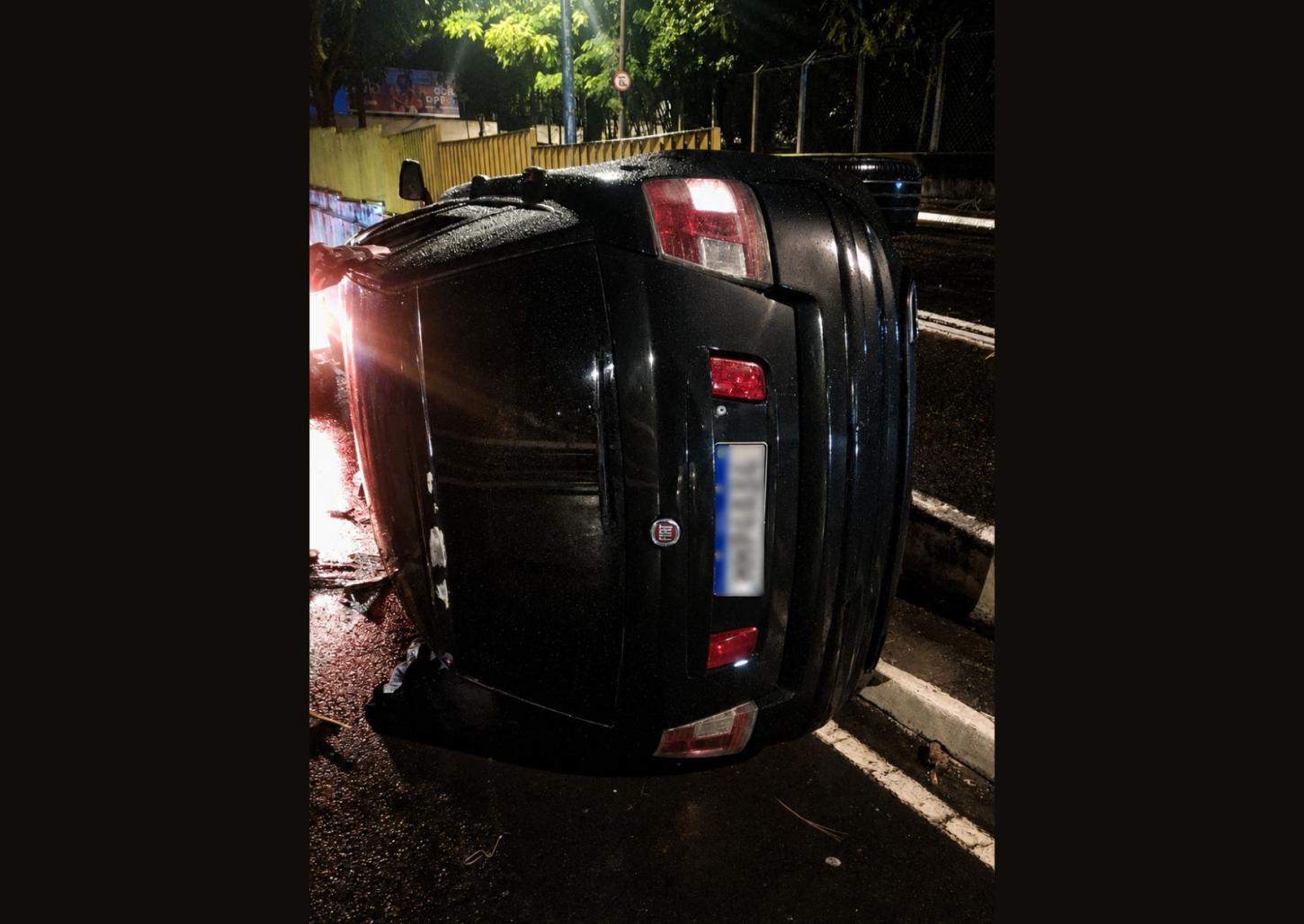 Carro tomba na avenida Doutor Hélio Palermo; assista 