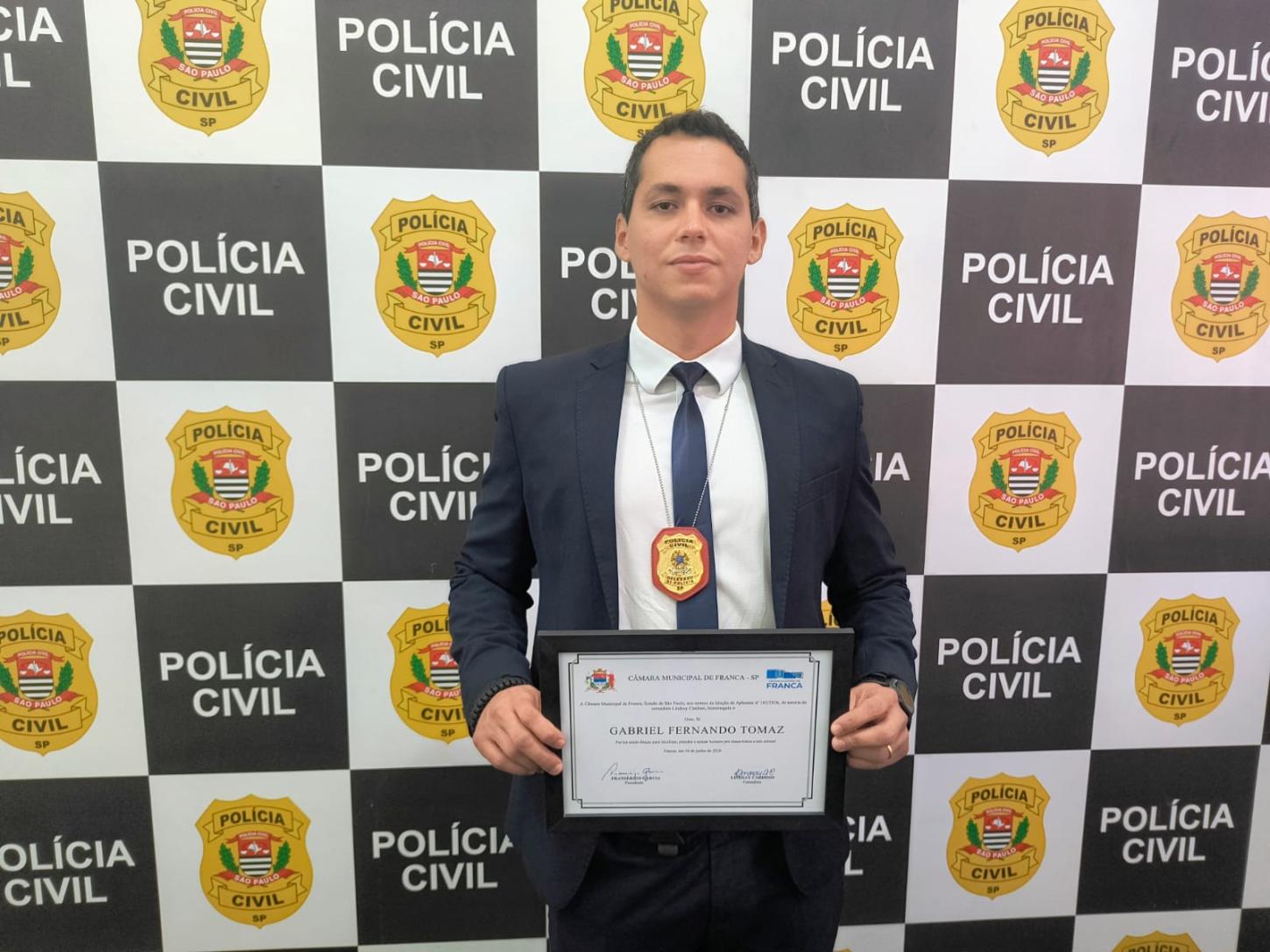 Delegado é homenageado por atuação em ocorrência de maus-tratos a animal