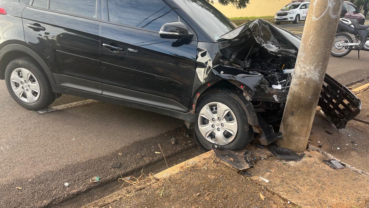 Enfermeira fica ferida após carro colidir contra poste no Jardim Francano