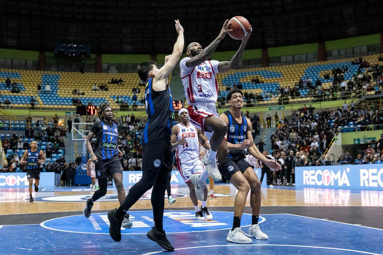 Franca vence o Pinheiros e fica a uma vitória do pentacampeonato do NBB
