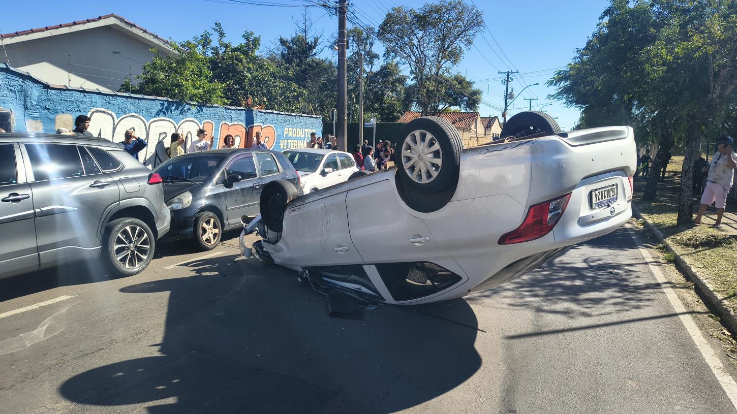 Homem atinge veículos estacionados e capota na avenida Flávio Rocha 