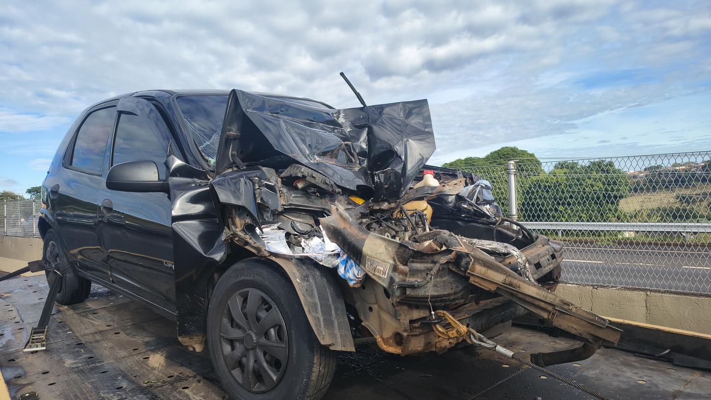 Homem bate carro na traseira de caminhão e fica ferido na Portinari
