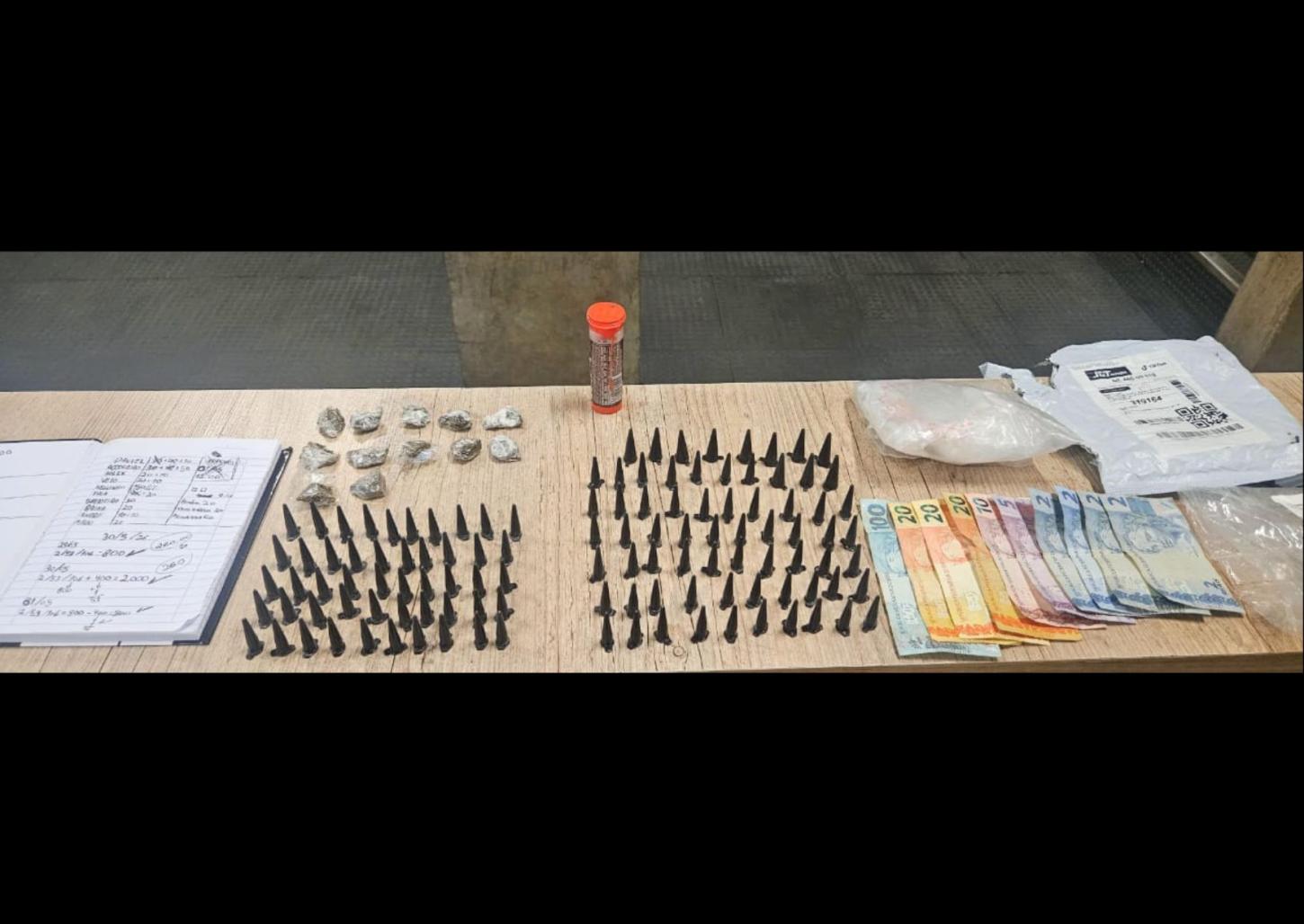 PM prende traficante com mais de 100 pinos de cocaína no Horto
