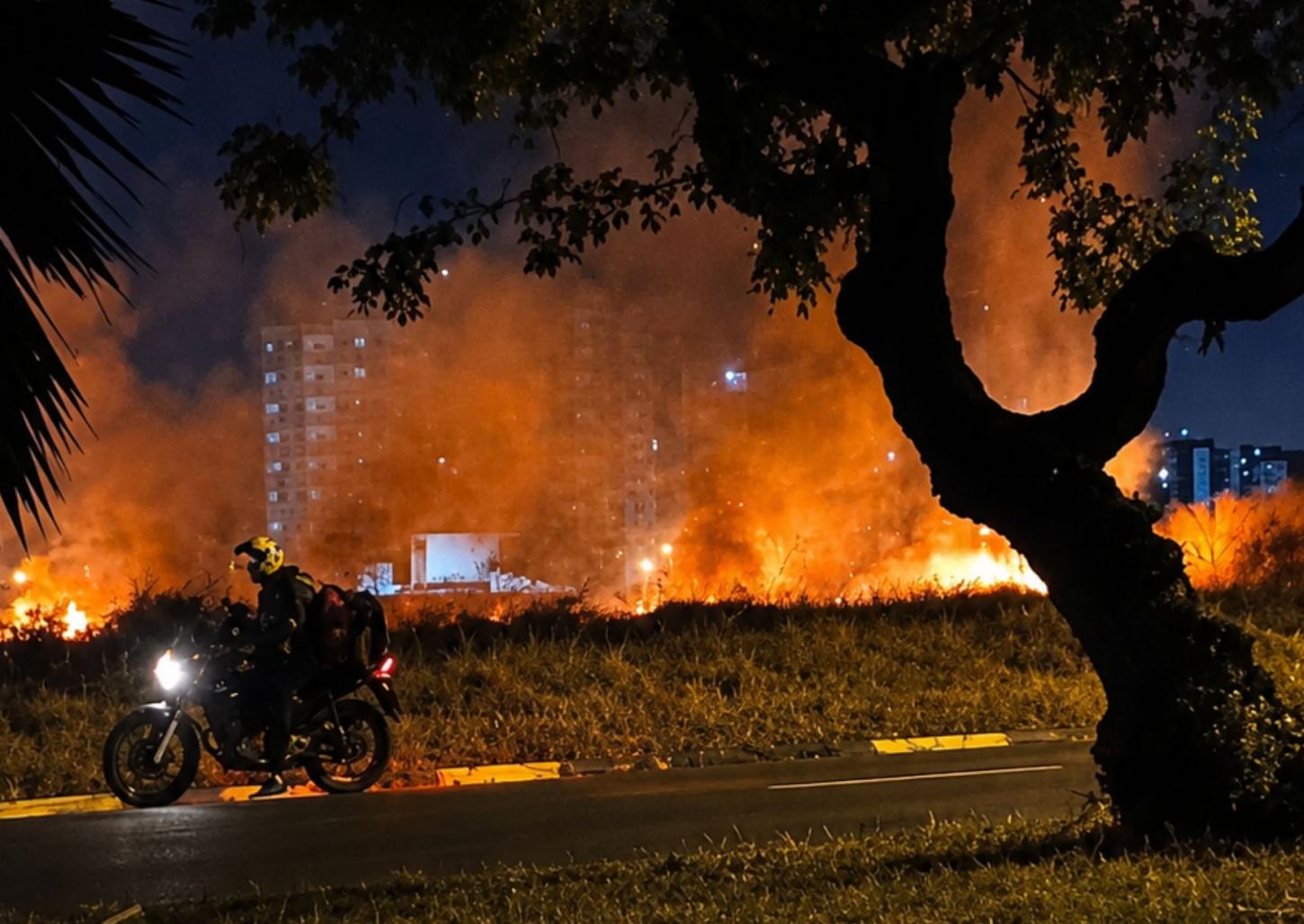 Incêndio de grandes proporções atinge área de mata na zona sul de Franca