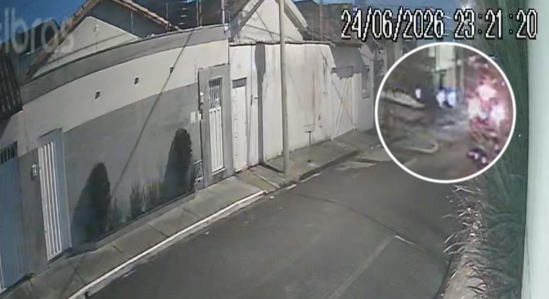 Jovem de 20 anos fica em estado grave após colisão com carro na Vila Industrial