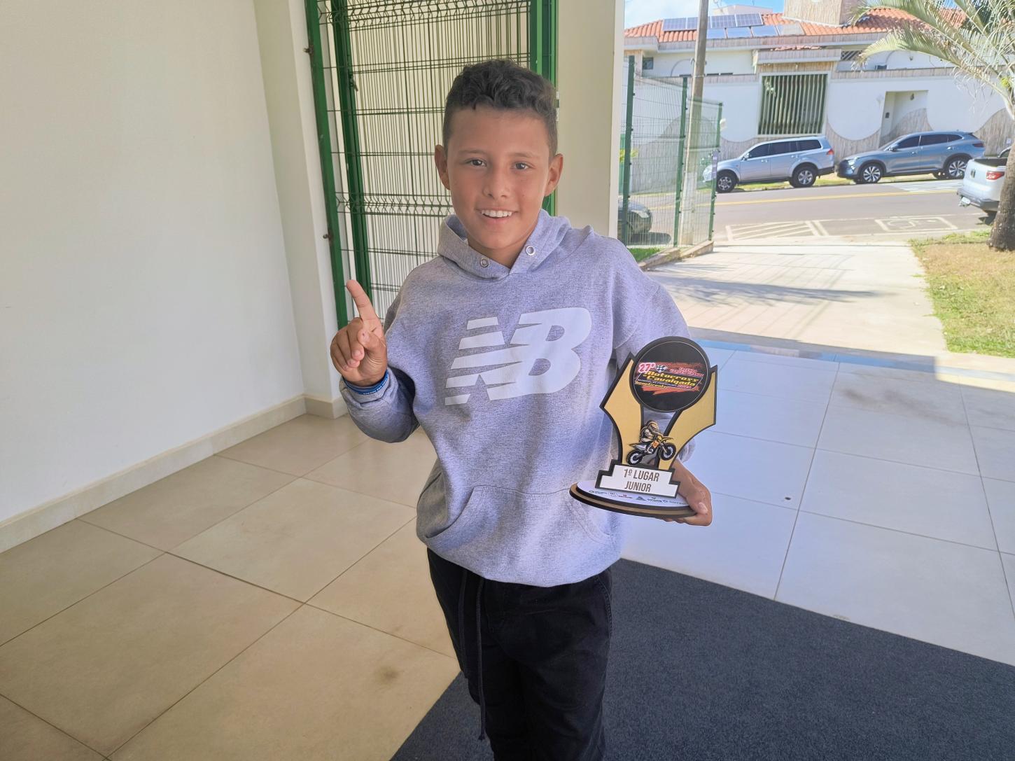 Menino conquista 1º lugar em etapa de motocross disputada em MG 
