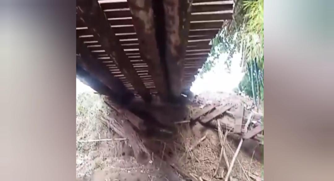 Ponte de madeira oferece riscos e interrompe passagem de vans escolares