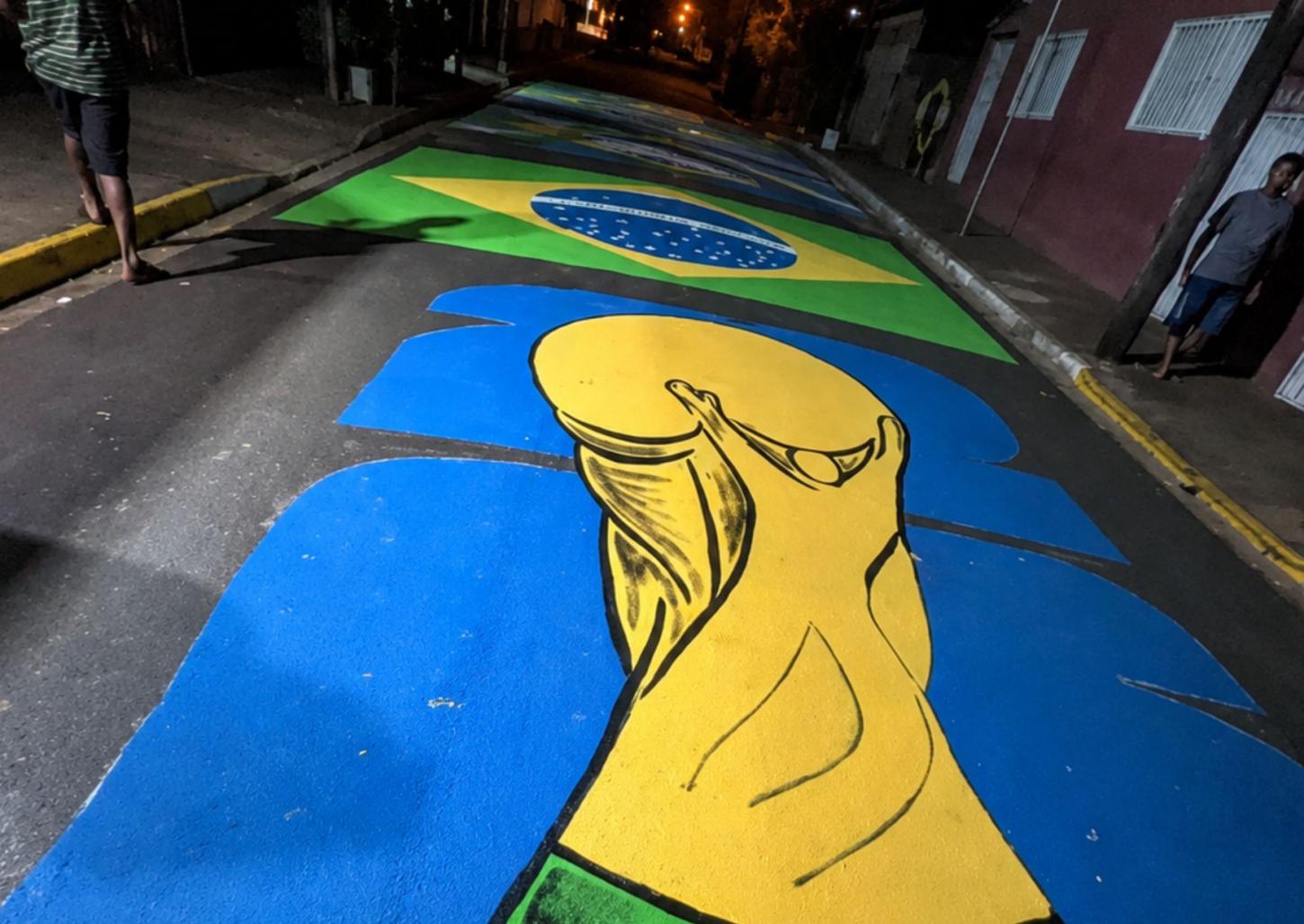 Moradores se únem e decoram rua para a Copa do Mundo em Ibiraci (MG)
