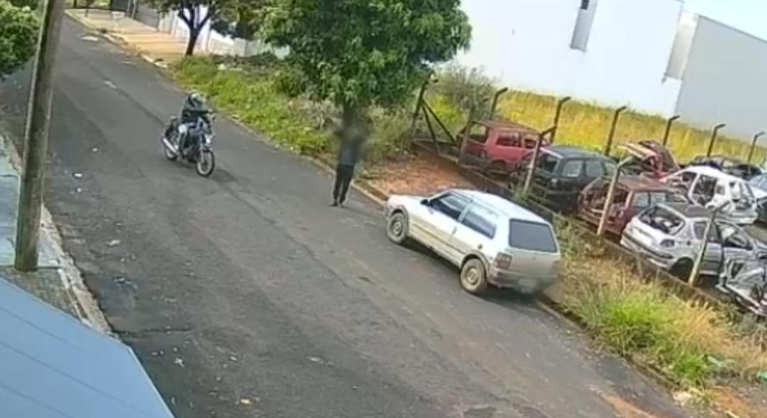 Motociclista armado assalta pedestre e leva joias no Jardim Piratininga