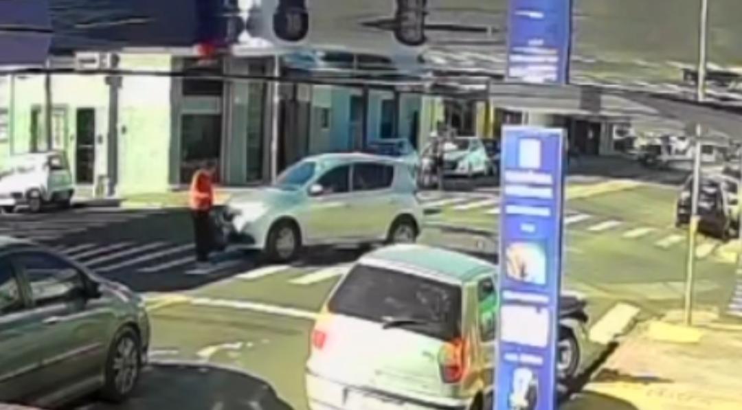 Mulher é atropelada na faixa de pedestre na avenida Brasil 