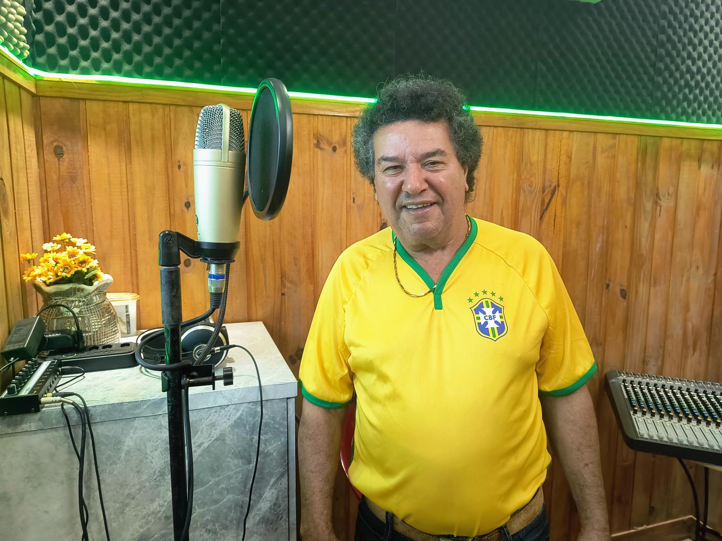 Músico francano reúne composições e lança nova música para a Copa