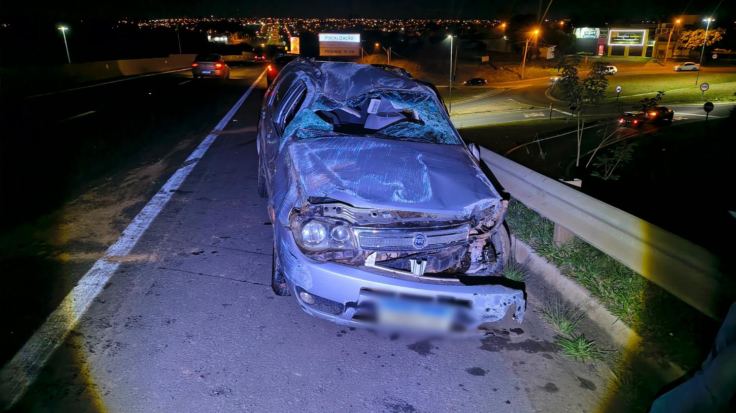 Homem bate carro em mureta e capota na rodovia Cândido Portinari 