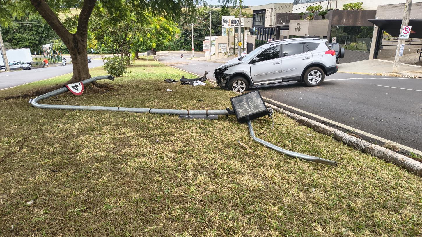 Motorista derruba poste de sinalização na avenida Rio Amazonas