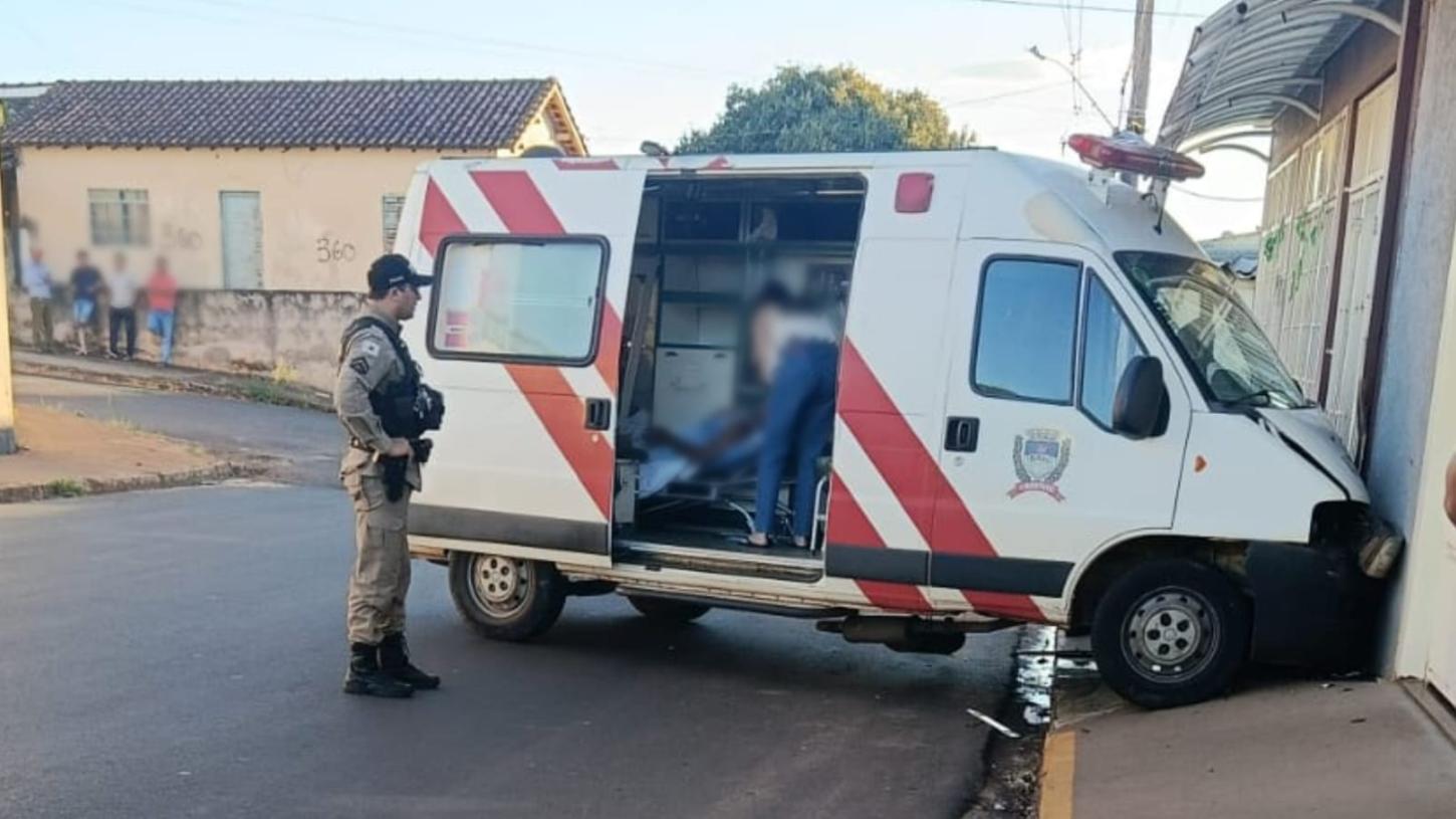 Paciente em surto foge de hospital com ambulância e sofre acidente em Ibiraci