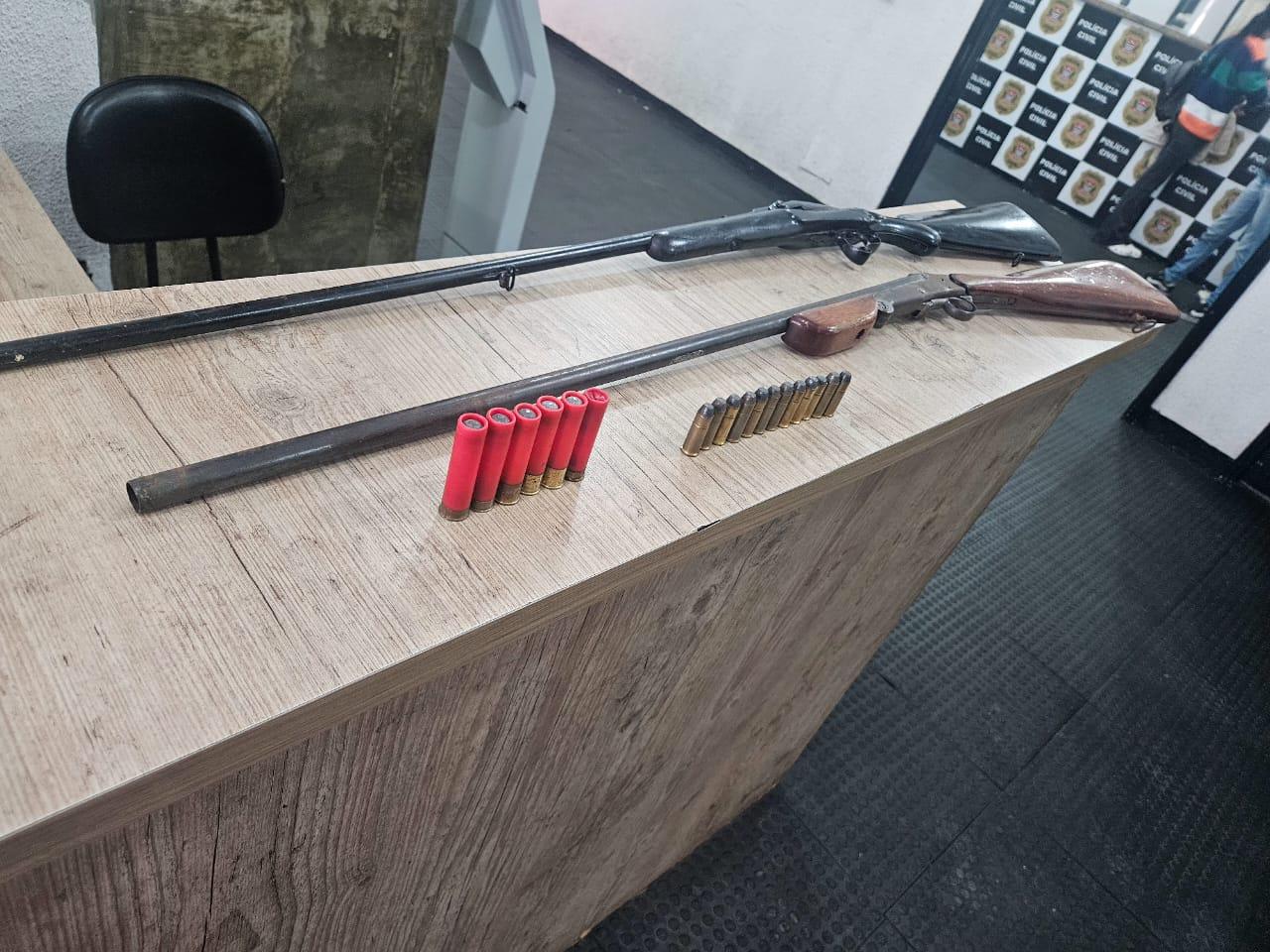 Procurado é capturado e armas de fogo são apreendidas pela PM